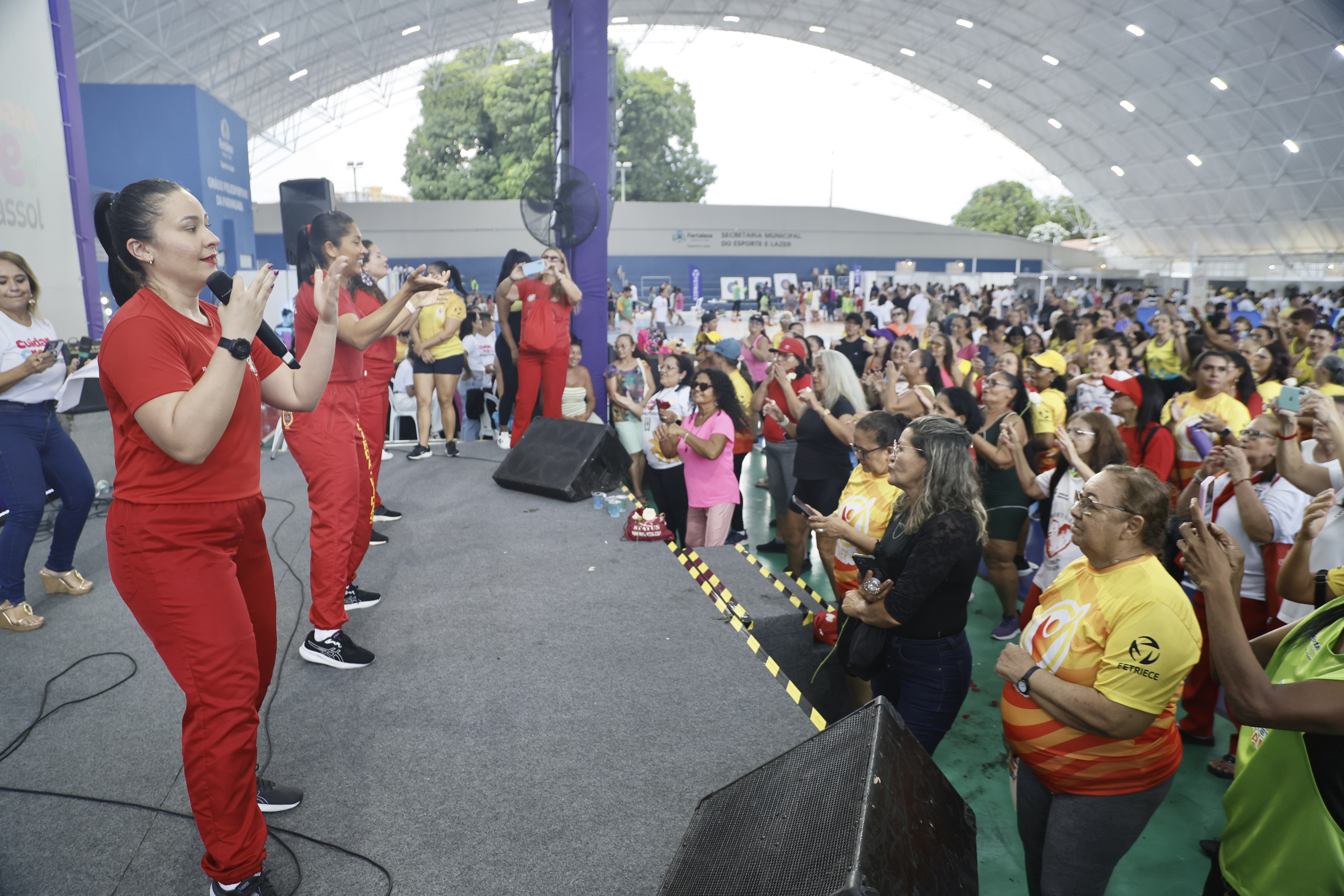 a imagem mostra o público no evento do ginásio